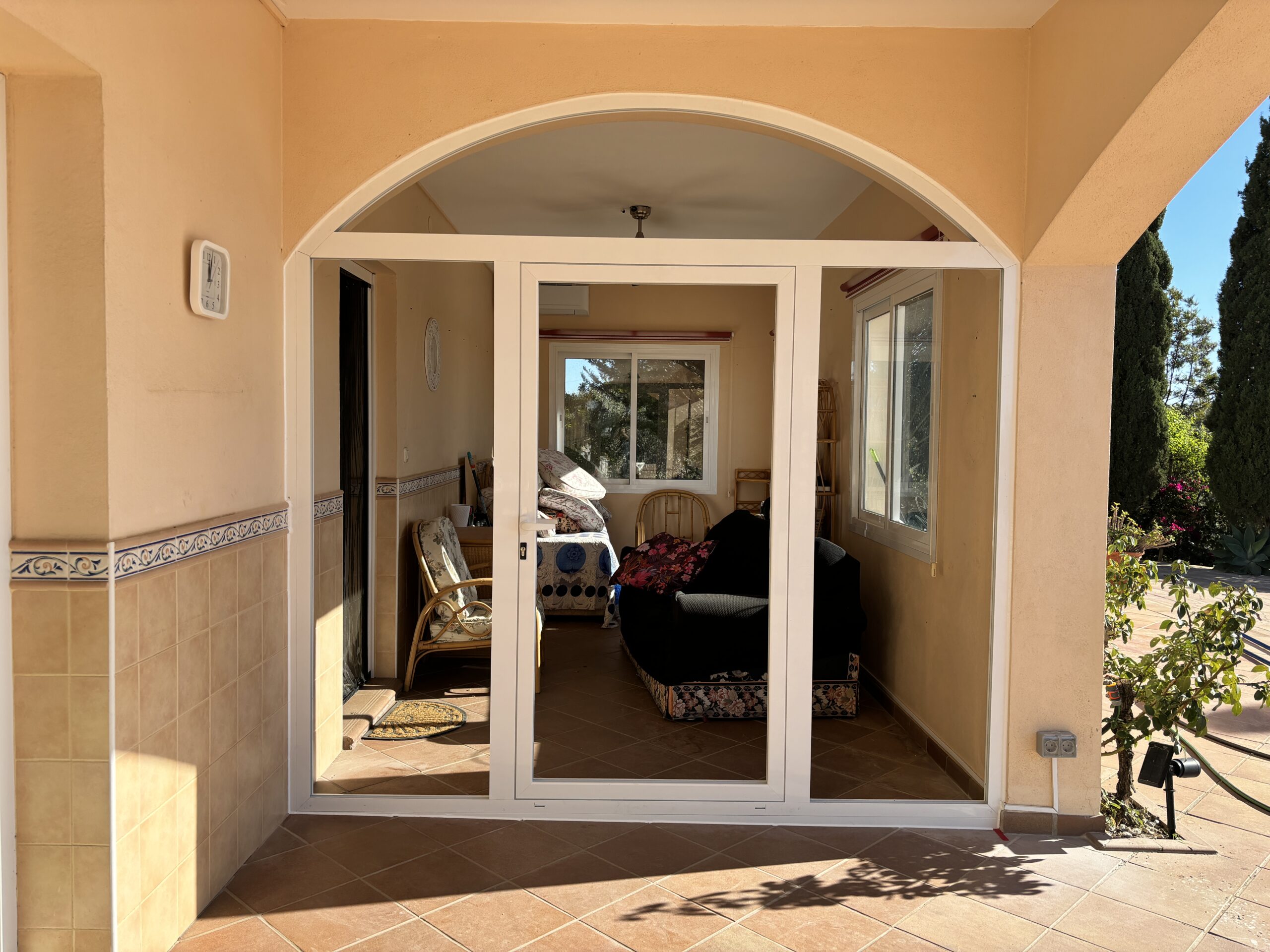 Puerta de entrada con ventanas fijas de Aluminio